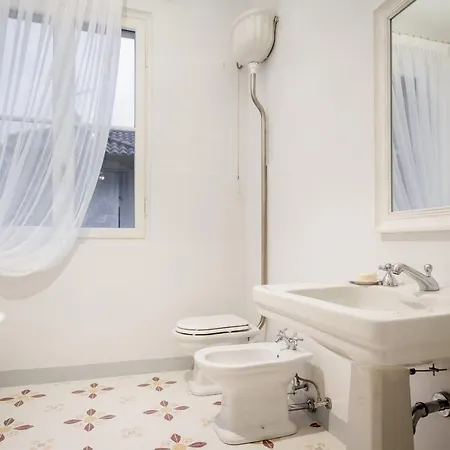 Monte Di Lenno Sleeps 8 Pool Air Con Villa