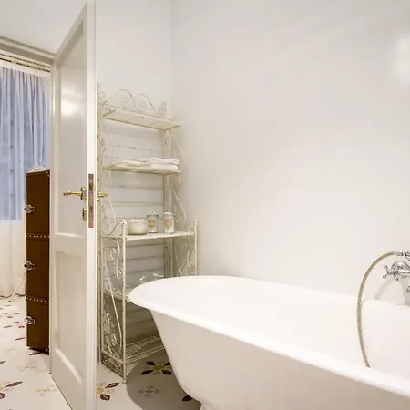 Monte Di Lenno Sleeps 8 Pool Air Con * Moltrasio